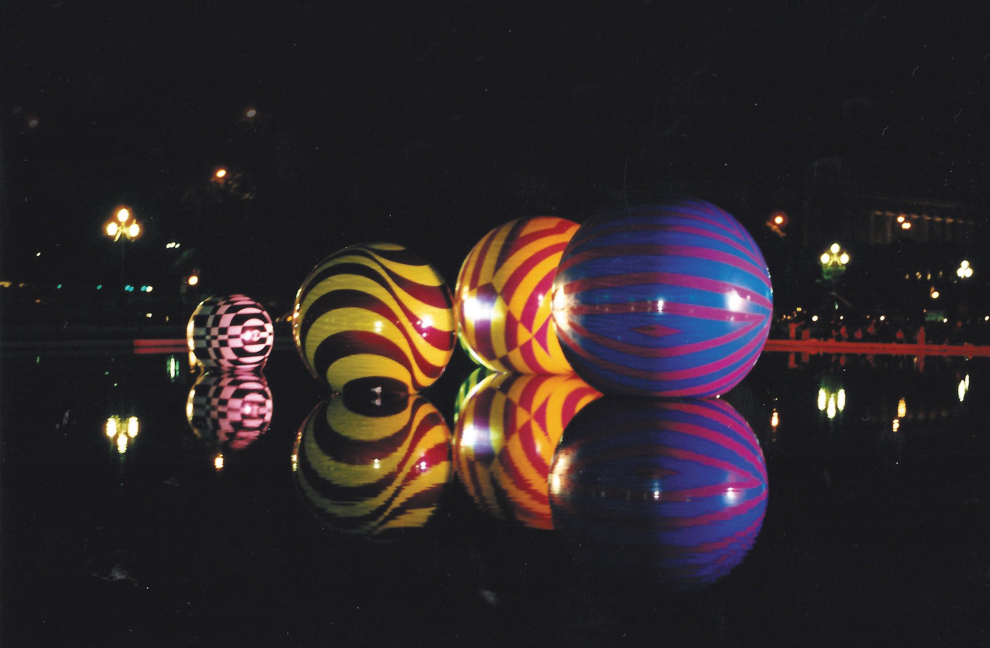 (18) Penta Planeta. Instalación Bienal Internacional de Arte. Buenos Aires, Argentina, 2002.jpg