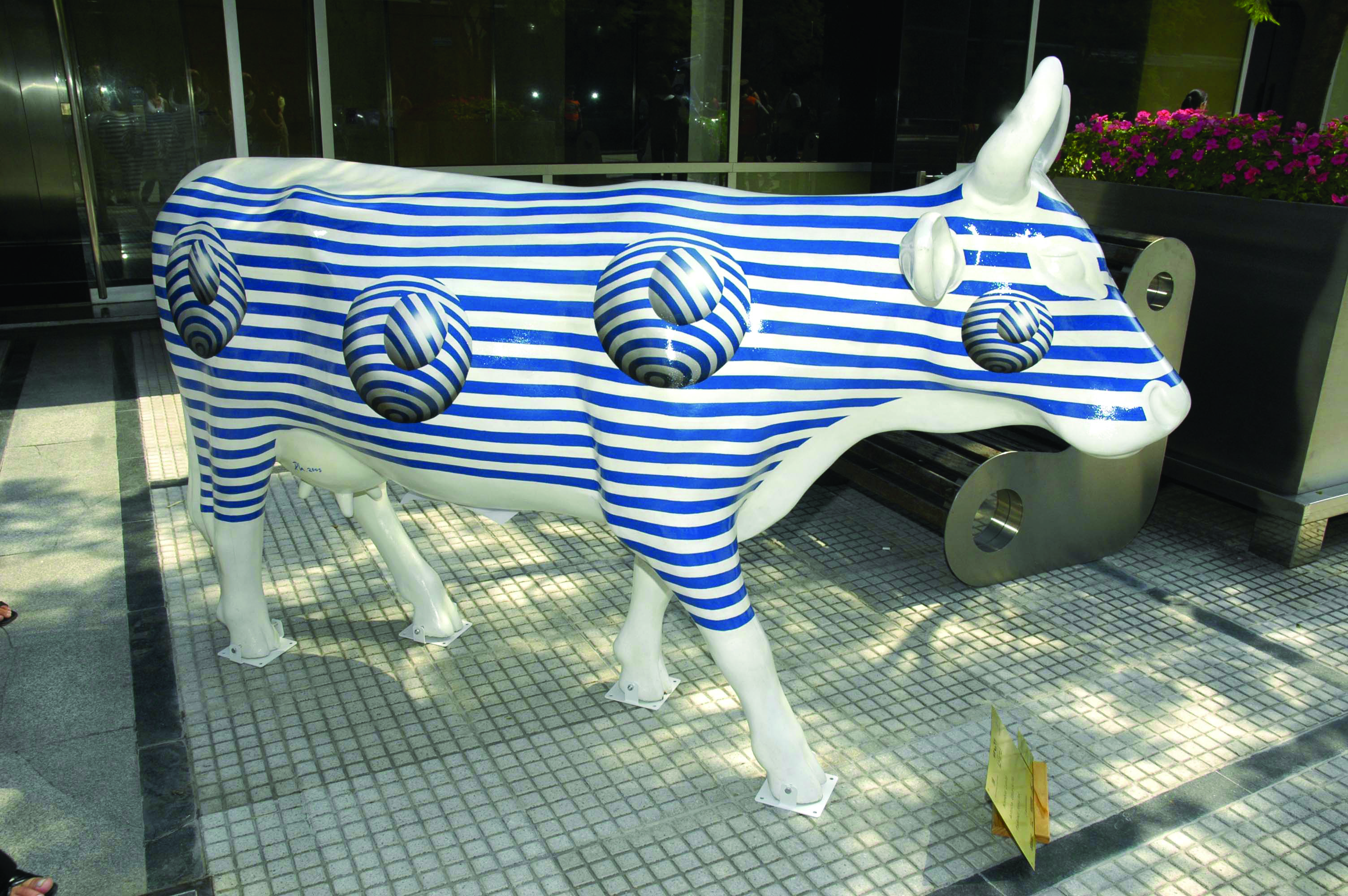 (56) Cow Parede. Dique 1 a Dique 4, Puerto Madero, Buenos Aires, Argentina, 2006.jpg