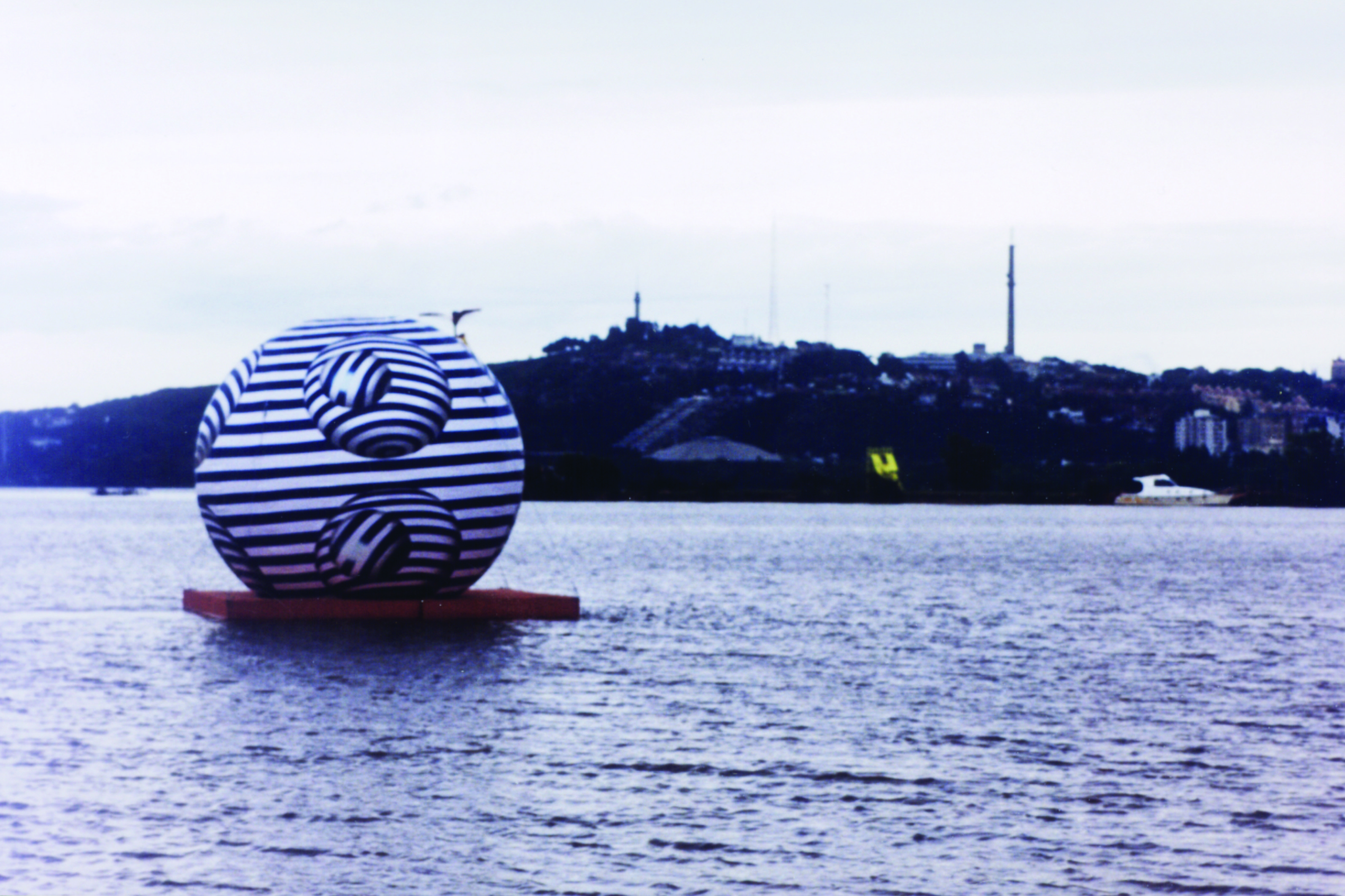 (6) Instalación Alchimia Galleggiante. Bienal de Arte del MERCOSUR. Porto Alegre, Brasil 2001.jpg