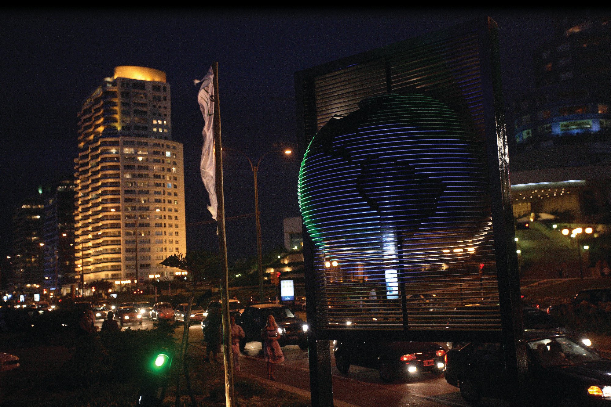 (74) Los paralelos del mundo. Avenida Costanera y Chiverta, Punta del Este, Uruguay, 2007.jpg